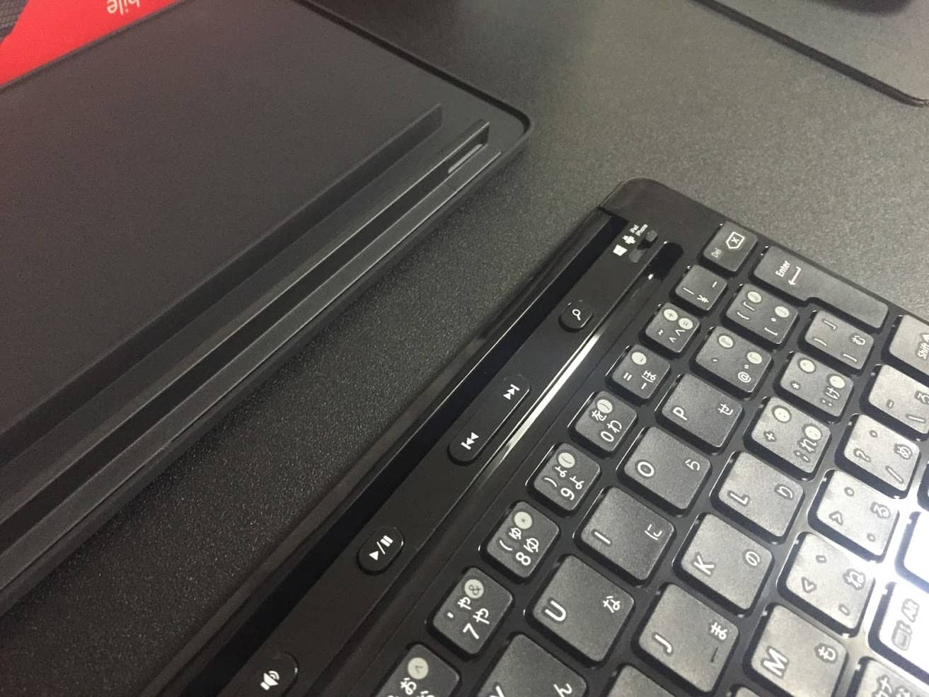 Universal Mobile Keyboardのカバーを取り外した状態の画像