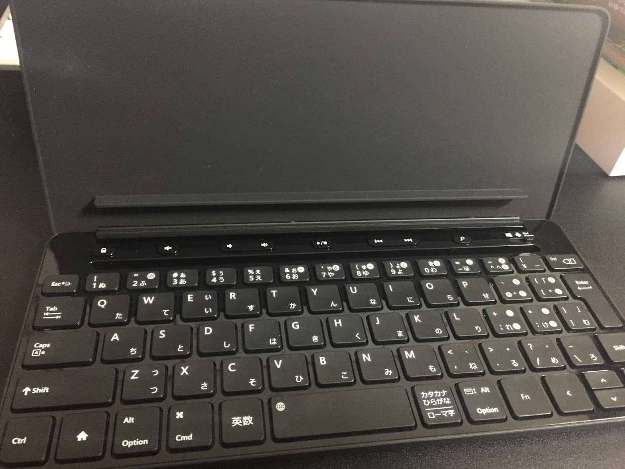 Universal Mobile Keyboardのカバーを開いた状態の画像