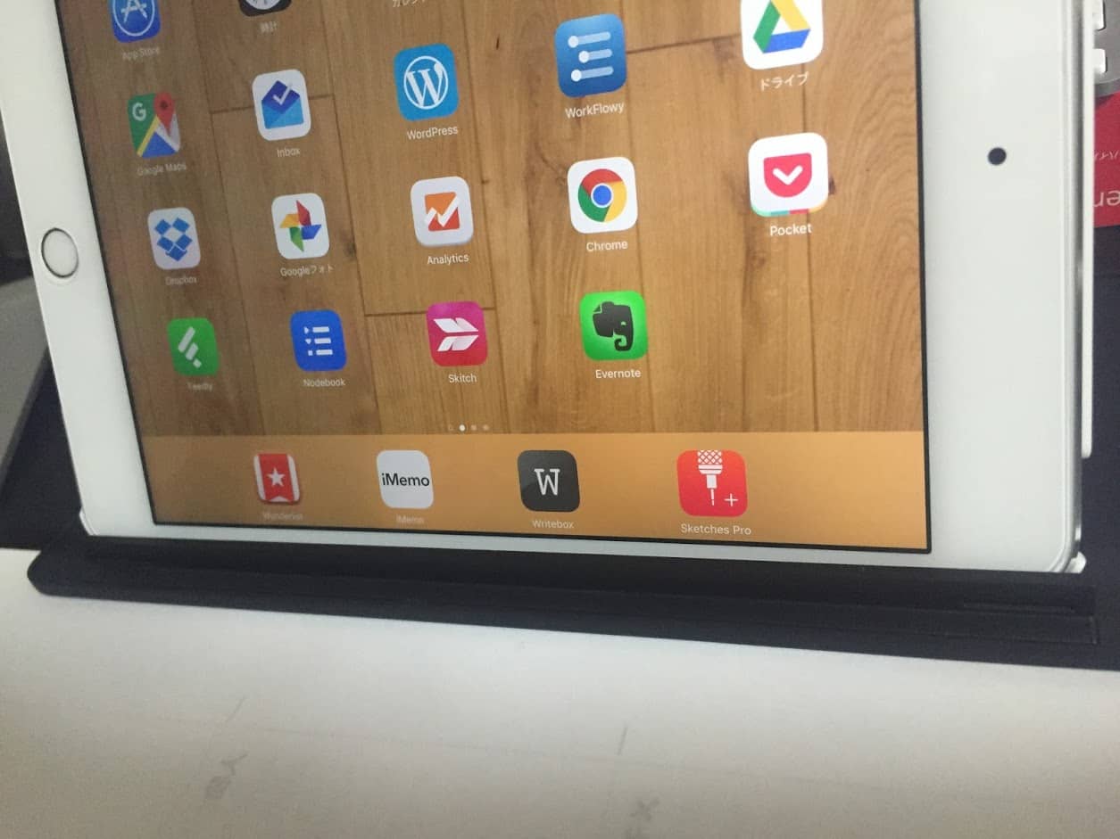 Universal Mobile KeyboardのカバーにiPadmini4を立てかけている画像