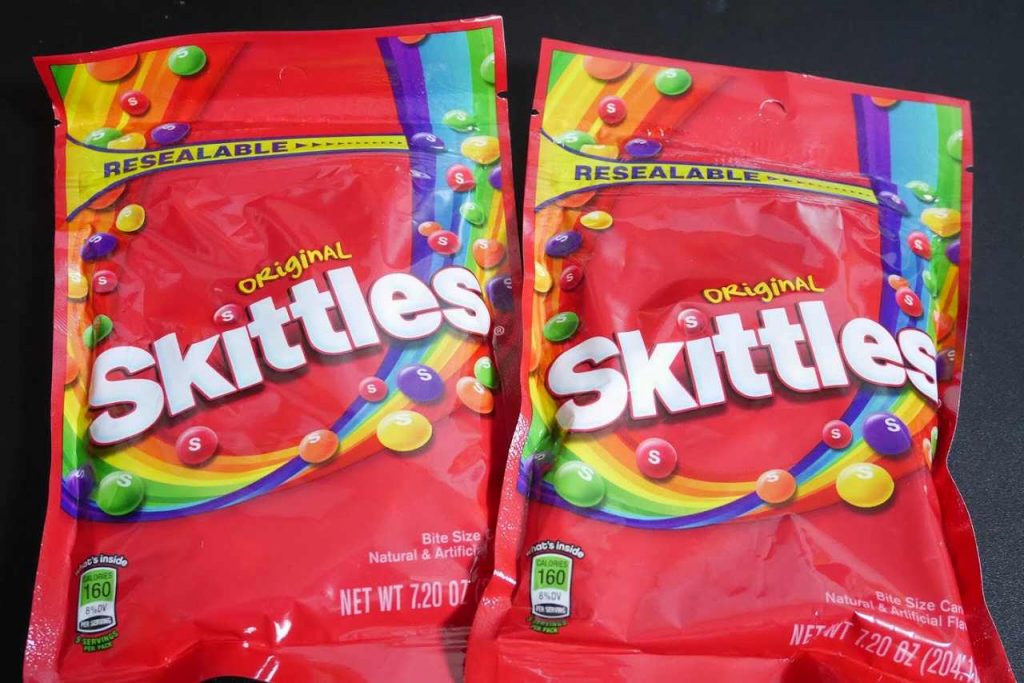 初スキットルズ! アメリカのチューイングキャンディー「スキットルズ」を食べるよ